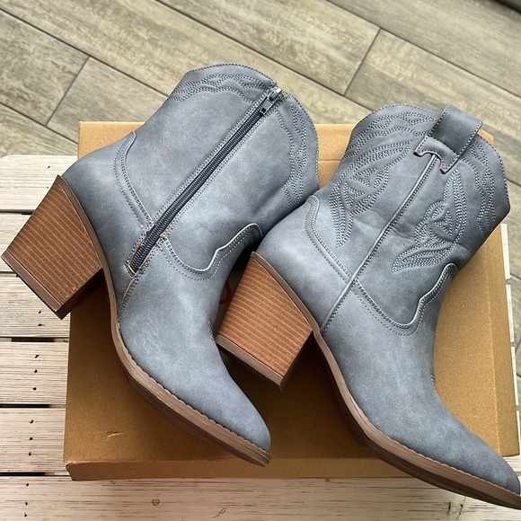 Womens Blue western boots great condition with box. Stylish and comfortable - Picture 3 of 6